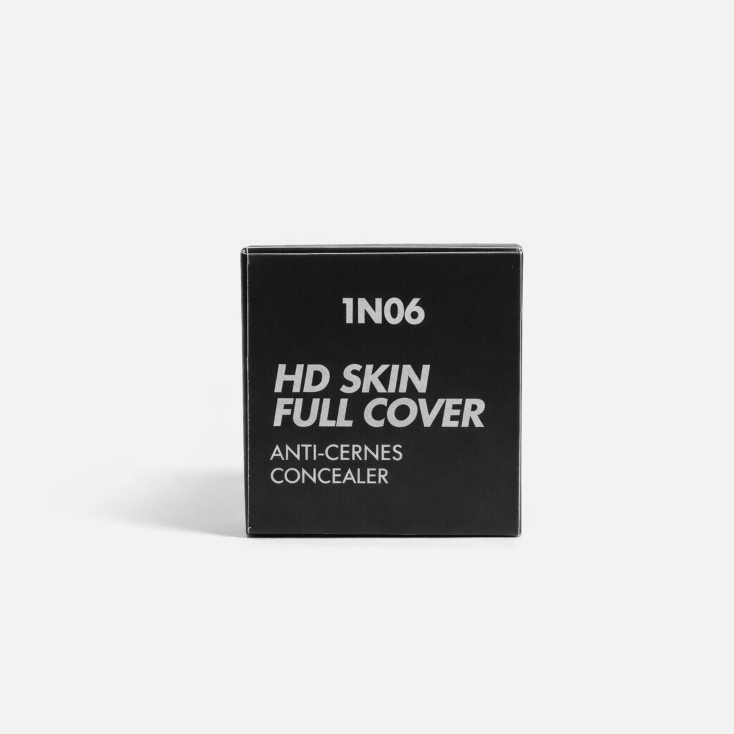 Aplicación precisa del corrector bajo los ojos para un acabado luminoso y uniforme.
