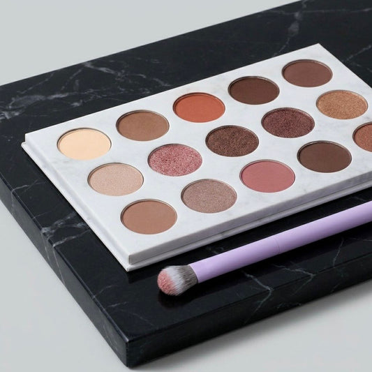 Variedad de pinceles para ojos con cerdas sintéticas premium diseñadas para difuminar, aplicar sombras y realizar delineados de precisión.