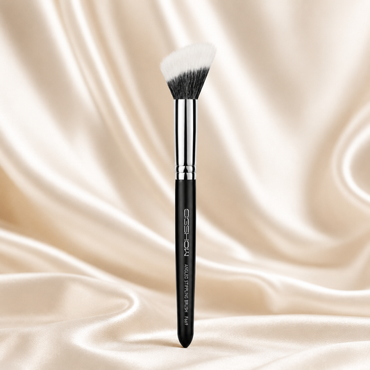 Detalle de las cerdas de doble fibra con corte angular ideal para difuminar bases líquidas, correctores y rubores en crema.
