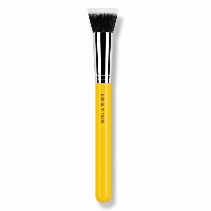 Brocha de rostro de doble fibra Studio 953 Duo Fiber Foundation de Bdellium Tools con mango negro.