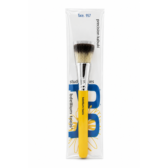Brocha de corte plano para base Studio 957 Precision Kabuki de Bdellium Tools con mango negro clásico.
