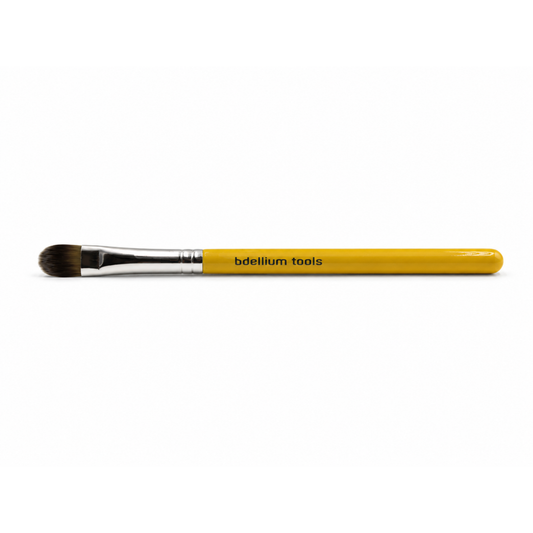 Primer plano de las cerdas sintéticas compactas, firmes y de punta redondeada de la brocha para corrector Bdellium Tools 936.