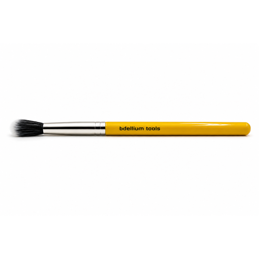 Primer plano de las cerdas sintéticas de doble longitud blancas y negras de la brocha para ojos Bdellium Tools 787.