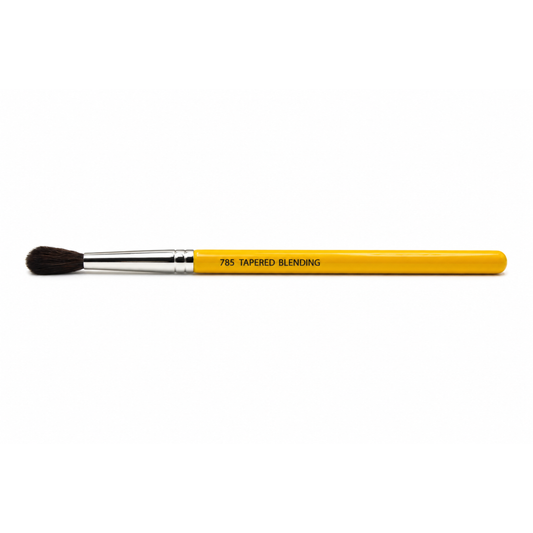 Primer plano del cabezal redondeado y las cerdas suaves de densidad media del pincel difuminador Bdellium Tools 785.