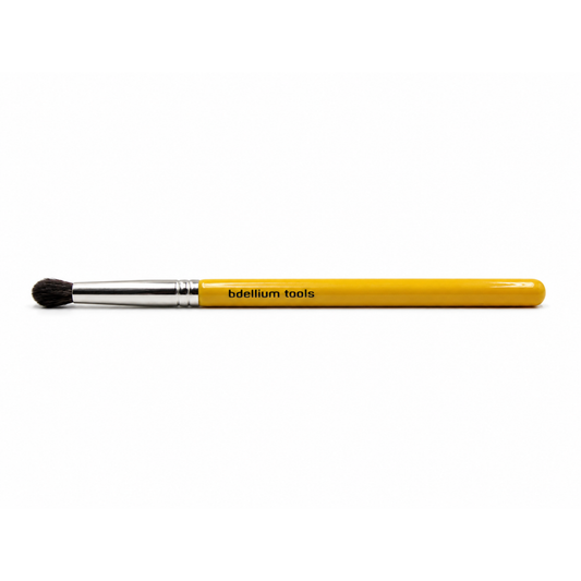 Primer plano detalle del cabezal redondeado y denso de la brocha de ojos Studio 781 Crease de Bdellium Tools.
