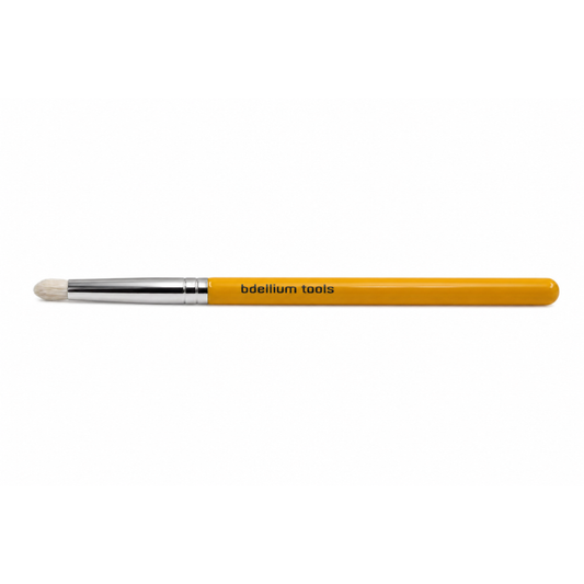 Primer plano de la punta cónica, firme y redondeada de las cerdas híbridas de la brocha de detalle Bdellium Tools 780.