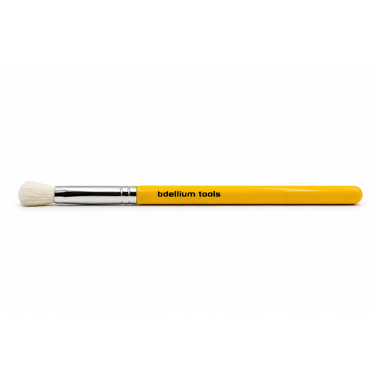 Primer plano de las cerdas sintéticas suaves y densas de la brocha para difuminar ojos Bdellium Tools 776.