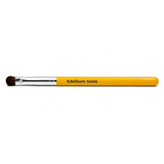 Primer plano de las cerdas sintéticas cortas, firmes y redondeadas de la brocha de detalle Bdellium Tools 772.