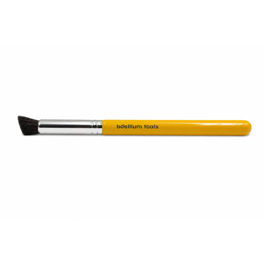 Primer plano detalle del cabezal biselado redondeado y las cerdas densas de precisión del pincel de ojos Studio 769 de Bdellium Tools.