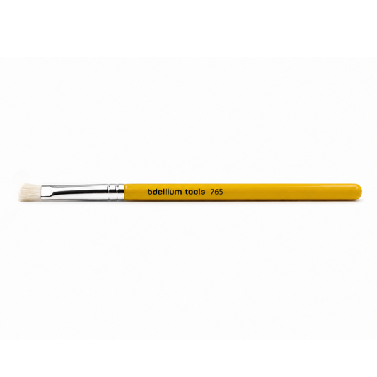 Primer plano detalle del corte biselado plano y las cerdas compactas del pincel de precisión para ojos Bdellium Tools 765.