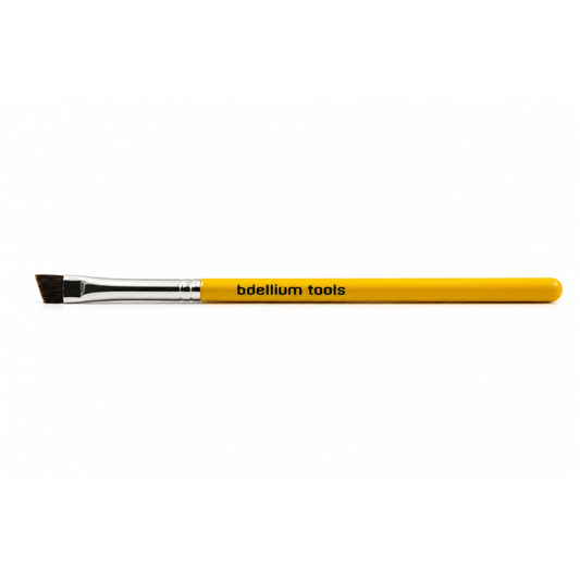 Primer plano detalle del corte biselado ultra delgado y las cerdas firmes del pincel de cejas Bdellium Tools 763.