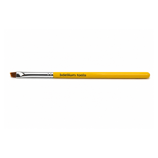 Primer plano del corte diagonal firme y las cerdas sintéticas de la brocha angular 762 de Bdellium Tools.