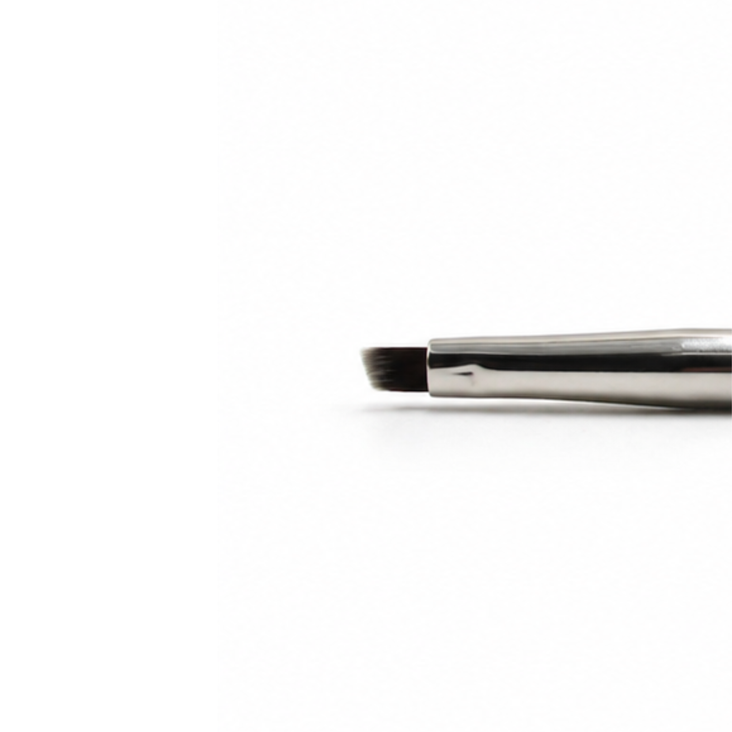 Brocha individual compacta Travel 760 Liner y Brow de Bdellium Tools en su empaque protector de viaje.