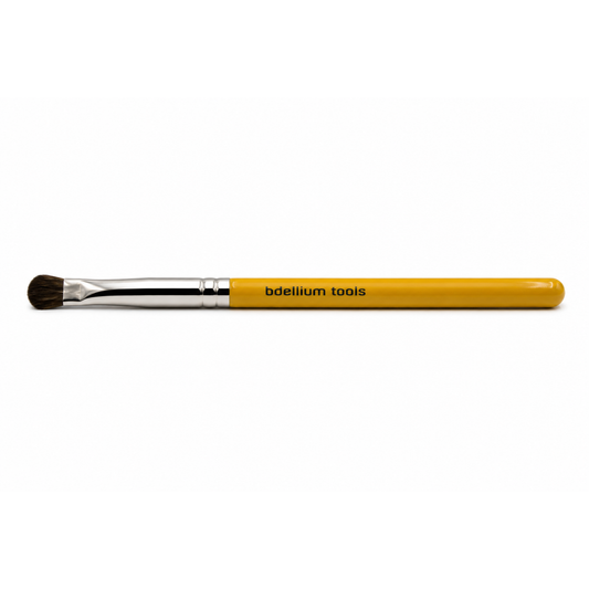Primer plano detalle de las cerdas cortas, densas y redondeadas del pincel de ojos de precisión Studio 755 de Bdellium Tools.