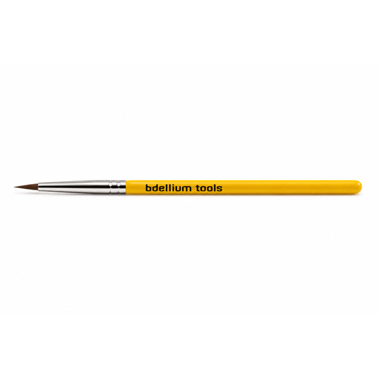Primer plano de la punta ultra delgada, cónica y puntiaguda de las cerdas del pincel delineador Bdellium Tools 710.