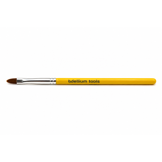 Primer plano detalle de la punta firme y finamente cónica del pincel de precisión para ojos Studio 540 de Bdellium Tools.