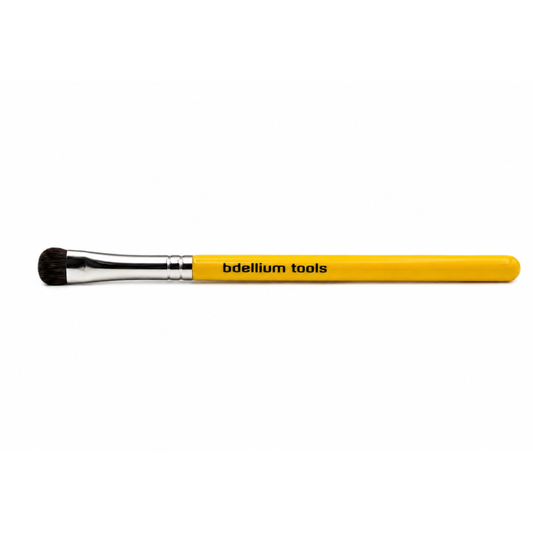 Primer plano detalle del cabezal plano redondeado y las cerdas compactas del pincel de ojos Bdellium Tools 758.