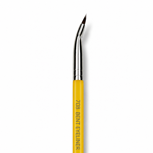 Detalle de las cerdas sintéticas premium de corte angular fino ideal para trazar delineados precisos de ojos y cejas.