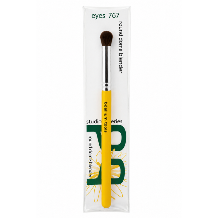 Pincel difuminador de ojos con cabezal de cúpula redonda Studio 767 Round Dome Blender de Bdellium Tools con mango negro.