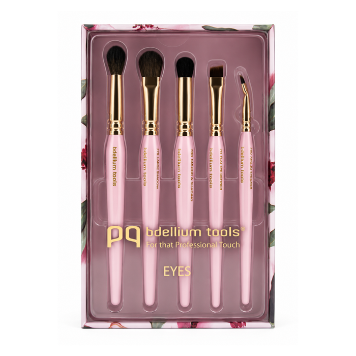 Set completo Pink Golden Triangle Face & Eyes de Bdellium Tools, mostrando las brochas con mangos rosas triangulares y virolas oro rosa.