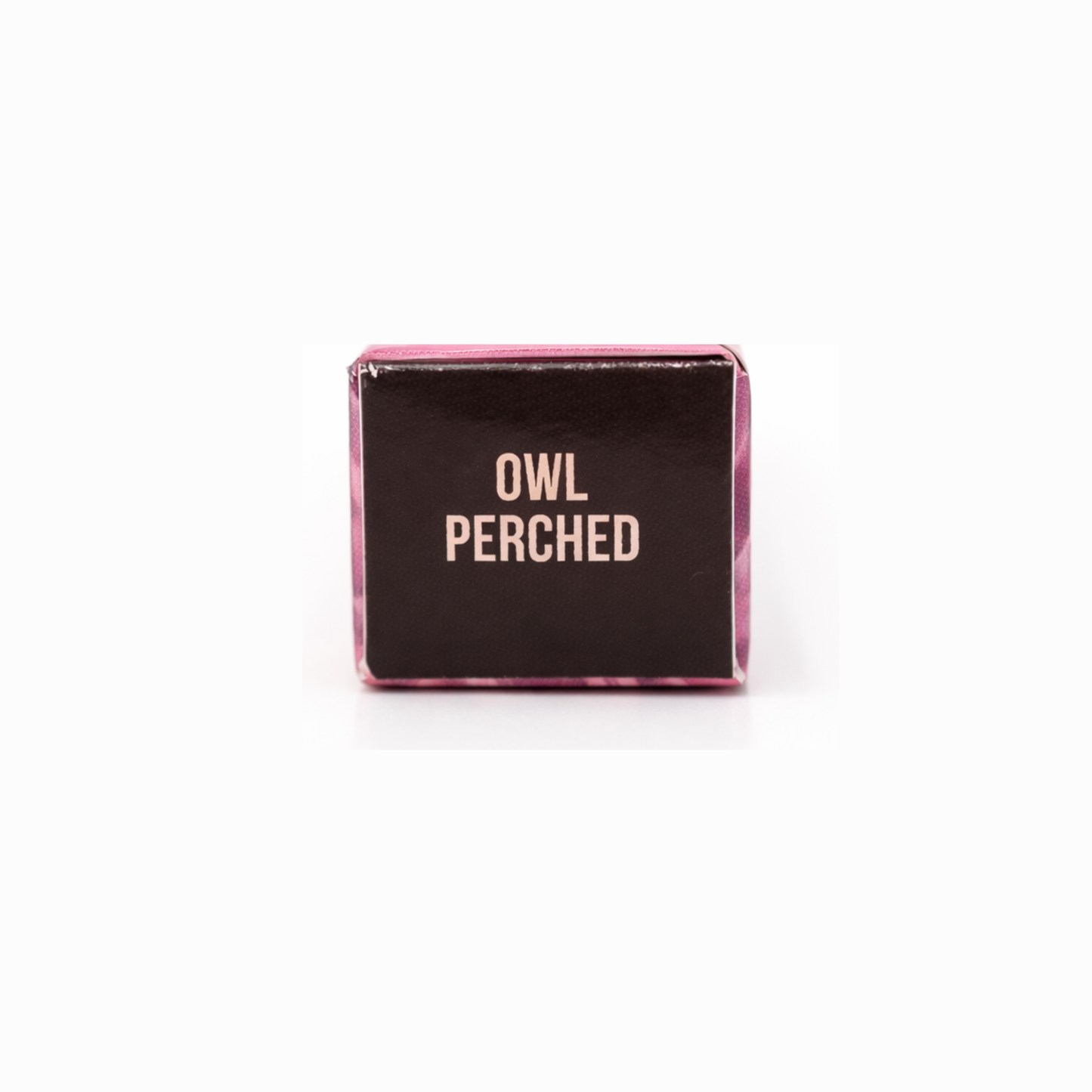 Empaque exterior con el logotipo de la marca Jeffree Star Cosmetics y los detalles de la fórmula en barra.