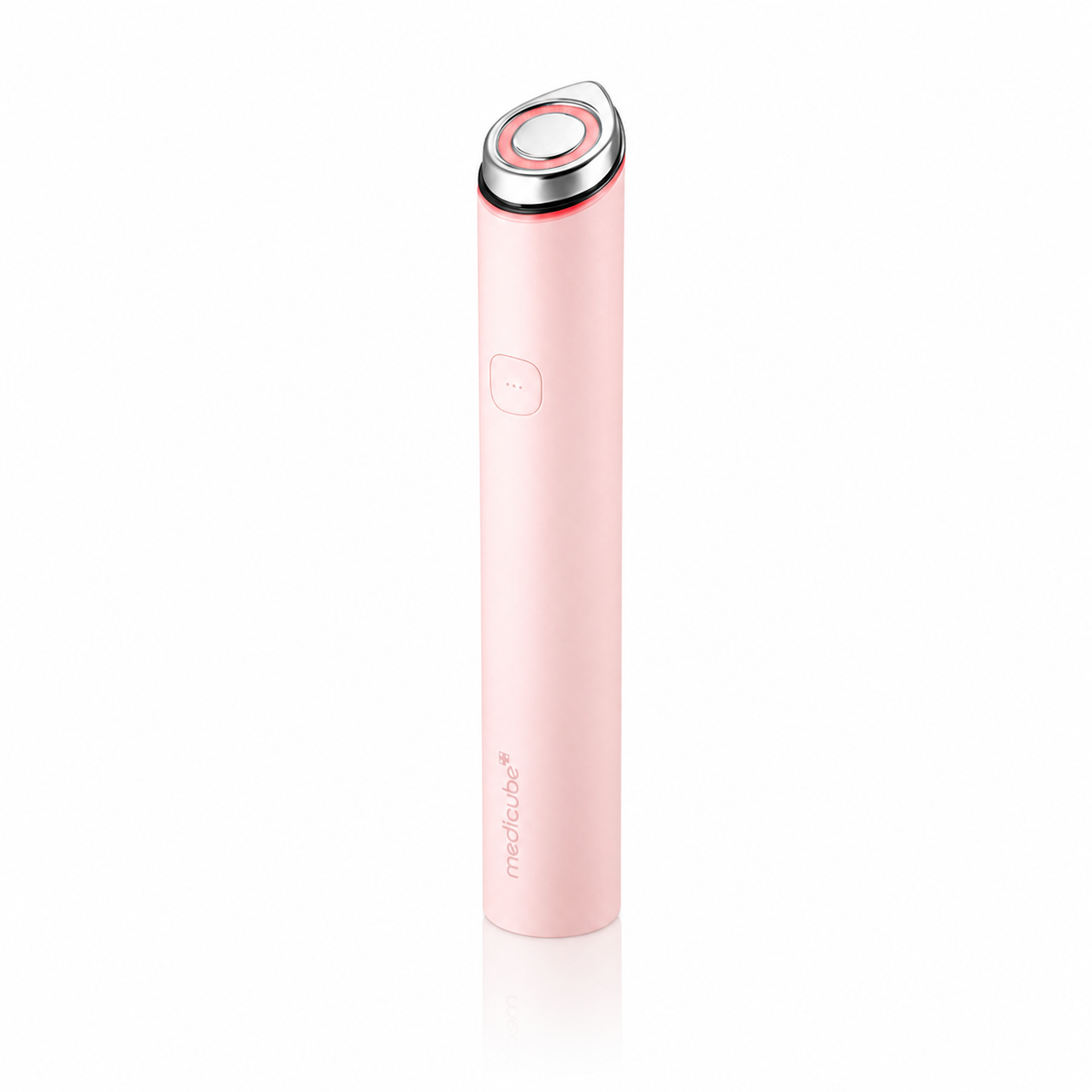 Uso del dispositivo Age-R Booster Pro Mini Plus Pink de Medicube sobre el rostro.