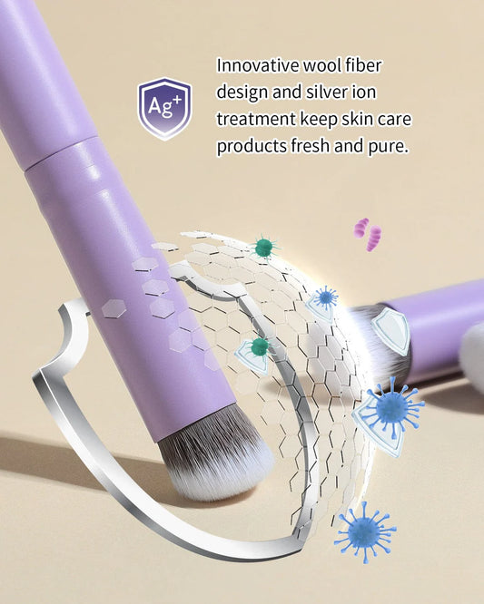 Detalle de las fibras densas y la forma ergonómica de la brocha E873P para pulir el maquillaje.