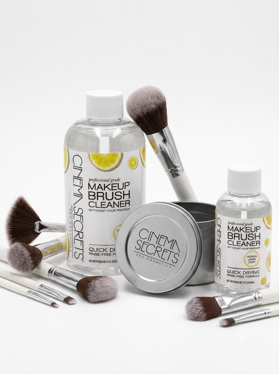 Kit de limpieza de brochas Cinema Secrets Tropical Lemon Travel Pro Starter Kit en dos tamaños de limpiadores.