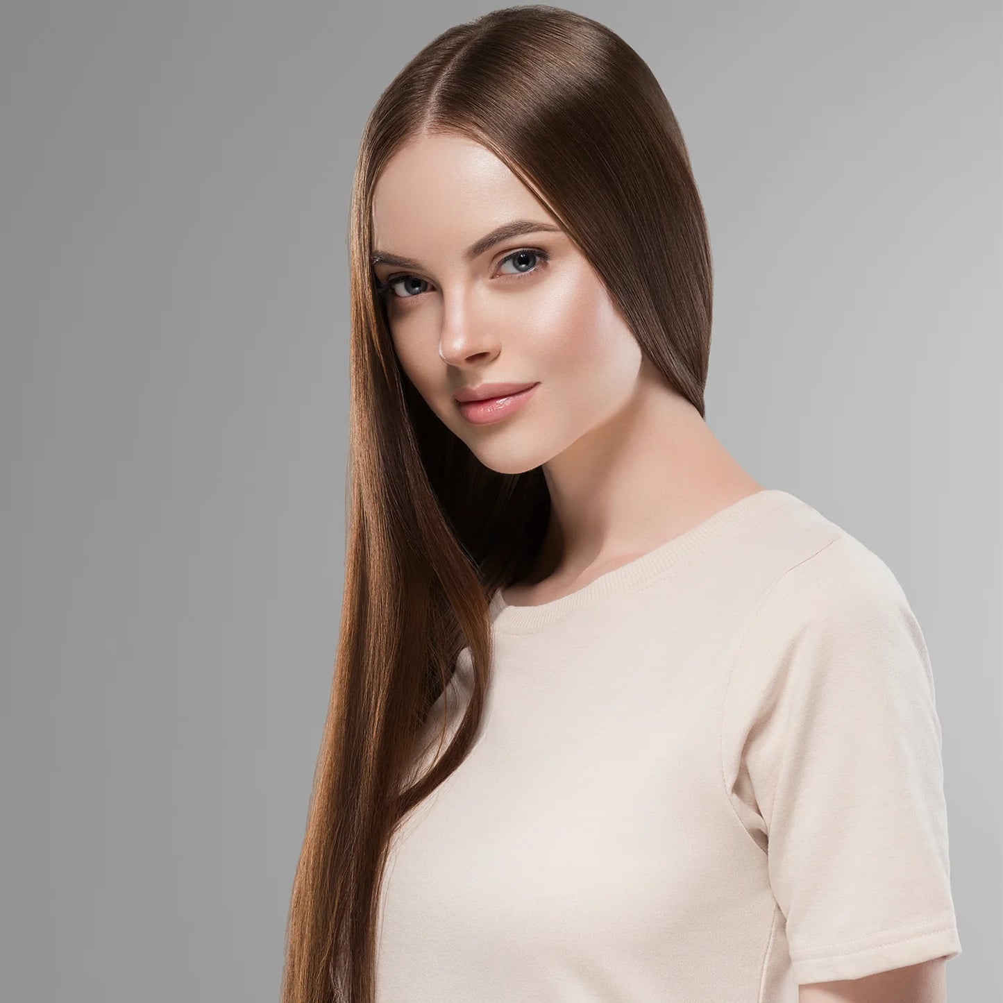 Aplicacion de la crema sobre el cabello liso para un acabado pulido.