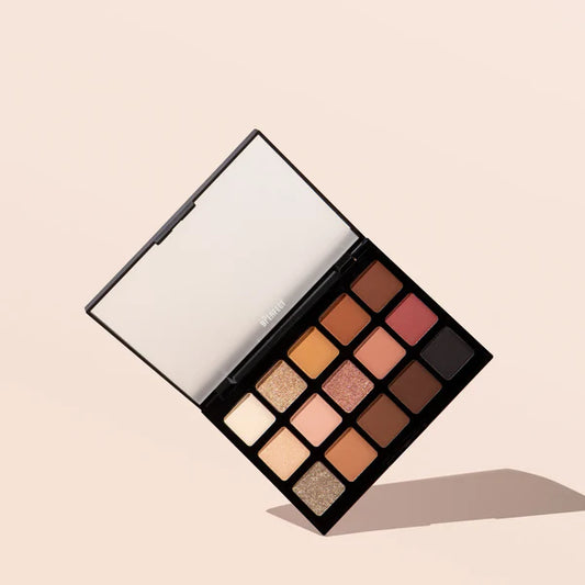 Acercamiento a las sombras compactas de la paleta Harmony II revelando los acabados sedosos y destellos metálicos.
