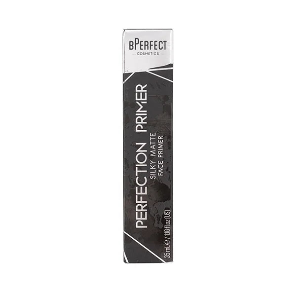 Producto Perfection Primer de BPerfect junto a otros esenciales de maquillaje para un look de base duradera y mate.
