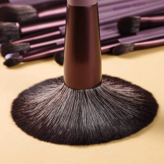 Mangos ergonómicos de madera de abedul en color morado ahumado del kit de brochas EIGSHOW.