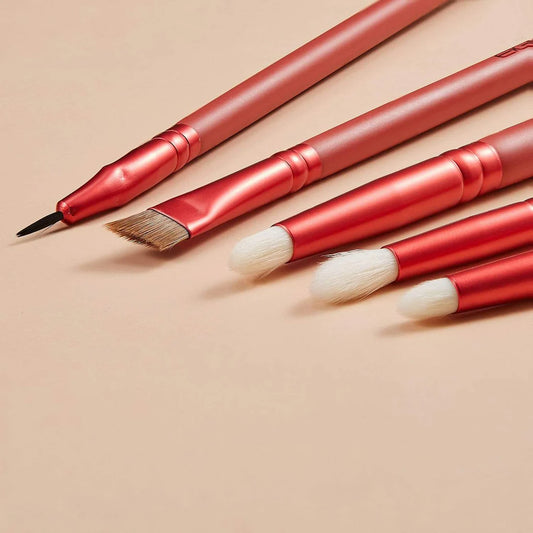 Puntas de los pinceles para difuminar y delinear del kit de ojos EIGSHOW Jade Series en color rojo ágata.