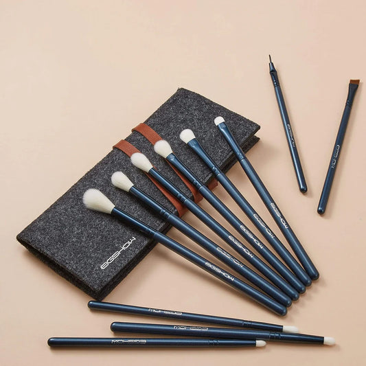 Estuche de cinturón profesional azul turmalina con el kit de 11 pinceles para ojos de EIGSHOW.