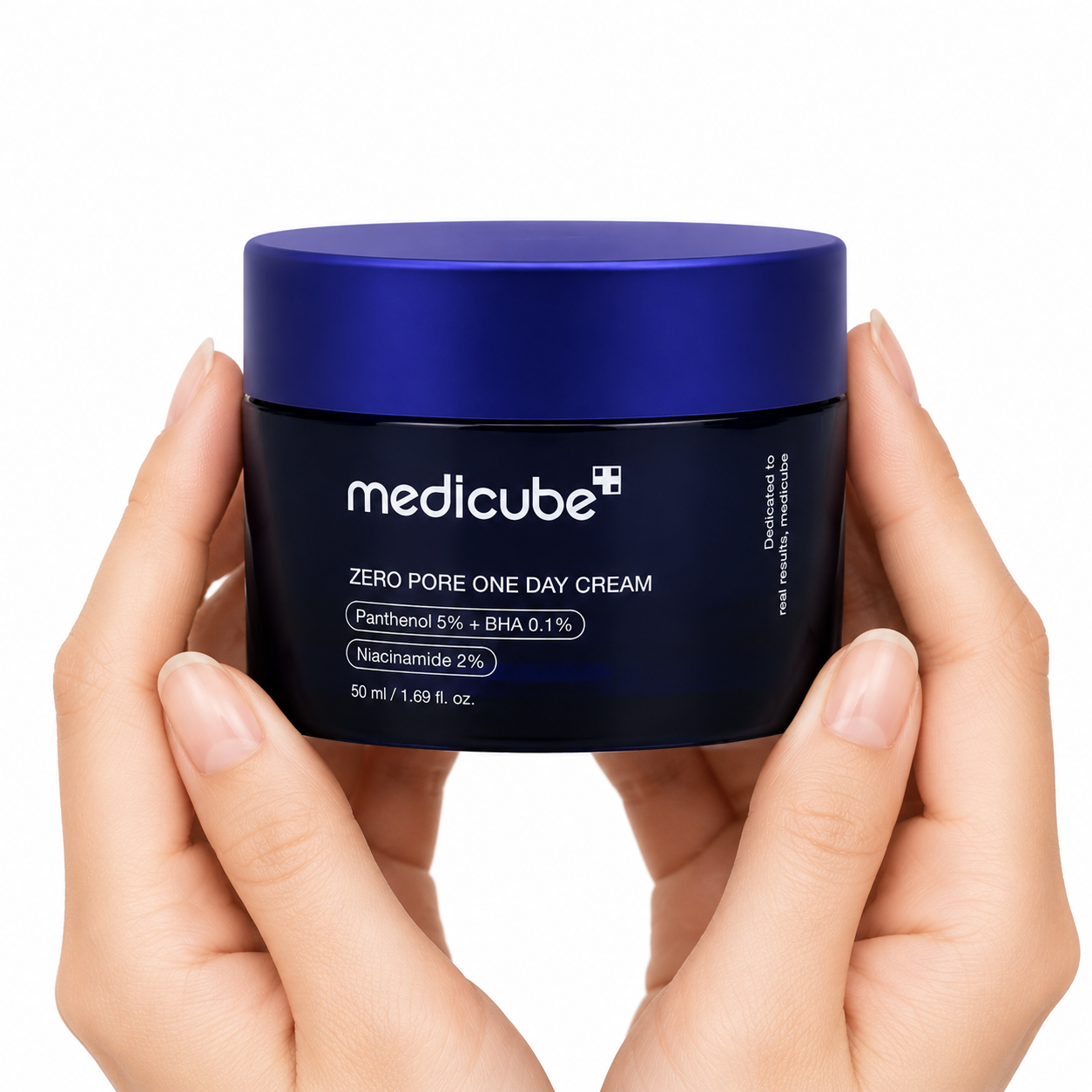 Aplicación de Zero Pore One Day Cream de Medicube sobre la piel.