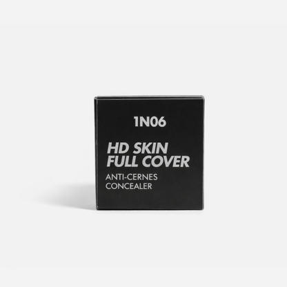 Aplicación precisa del corrector bajo los ojos para un acabado luminoso y uniforme.