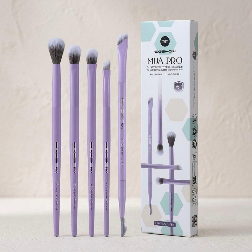 Mangos ergonómicos y estilizados del set de brochas para ojos de EIGSHOW ideales para un control cómodo durante el maquillaje.