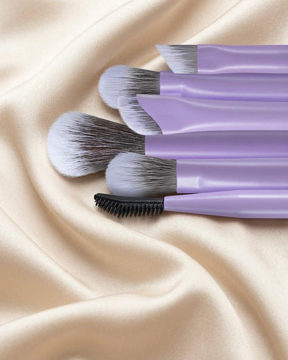 Detalle de las puntas suaves y las virolas metálicas de las brochas del set Eye Obsessed que garantizan un acabado profesional.