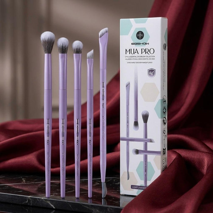 Set completo de brochas para ojos de la colección Eye Obsessed de la marca EIGSHOW organizado en su estuche original.