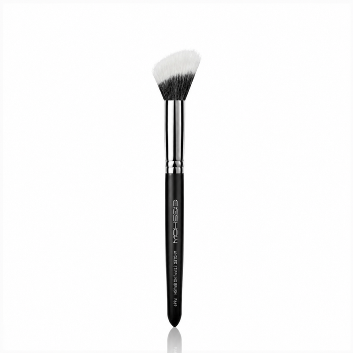Brocha de maquillaje angular tipo stippling F669 de la marca EIGSHOW diseñada para la aplicación precisa de productos para el rostro.