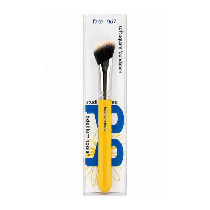 Brocha de corte plano y cuadrado Studio 967 Soft Square Foundation de Bdellium Tools con mango negro clásico.