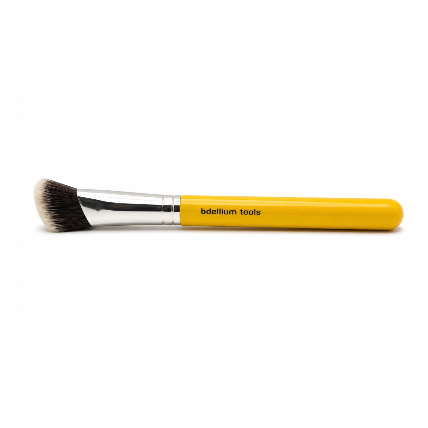 Primer plano del cabezal denso de forma cuadrada y cerdas sintéticas suaves de la brocha de rostro Bdellium Tools 967.