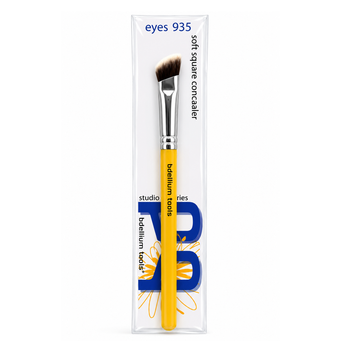 Brocha individual para corrector de corte cuadrado suave Studio 935 Soft Square Concealer de Bdellium Tools con mango negro.