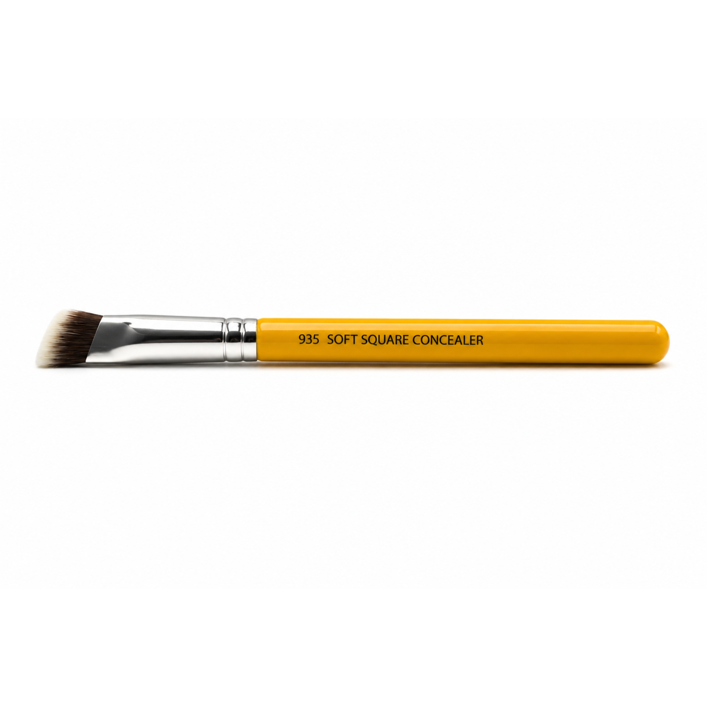 Maquillista aplicando corrector en la zona de las ojeras y aletas de la nariz con la brocha Studio 935 de Bdellium Tools.