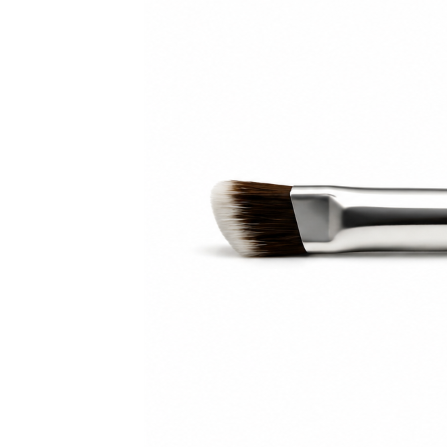 Presentación individual de la brocha de rostro Studio 935 Soft Square Concealer en su empaque original protector.