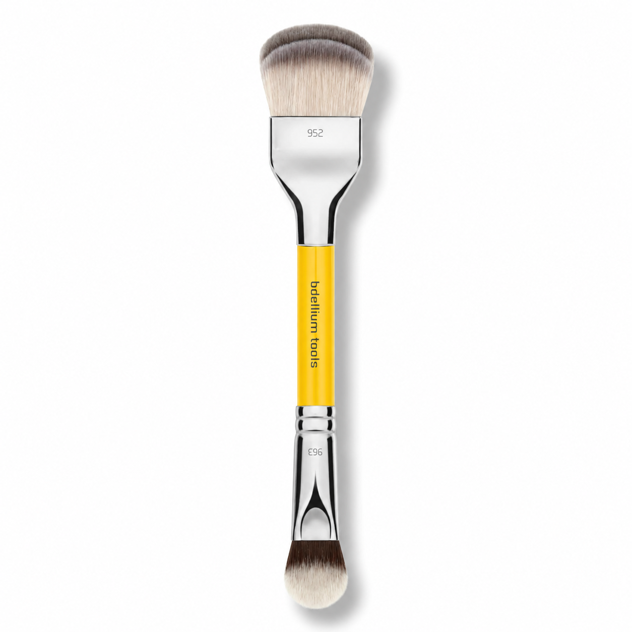 Técnica de difuminado de sombras utilizando la brocha de doble punta Bdellium Tools.