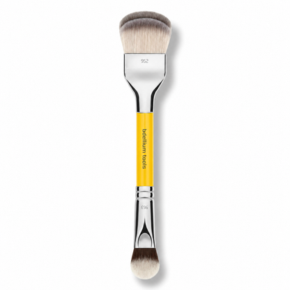 Técnica de difuminado de sombras utilizando la brocha de doble punta Bdellium Tools.