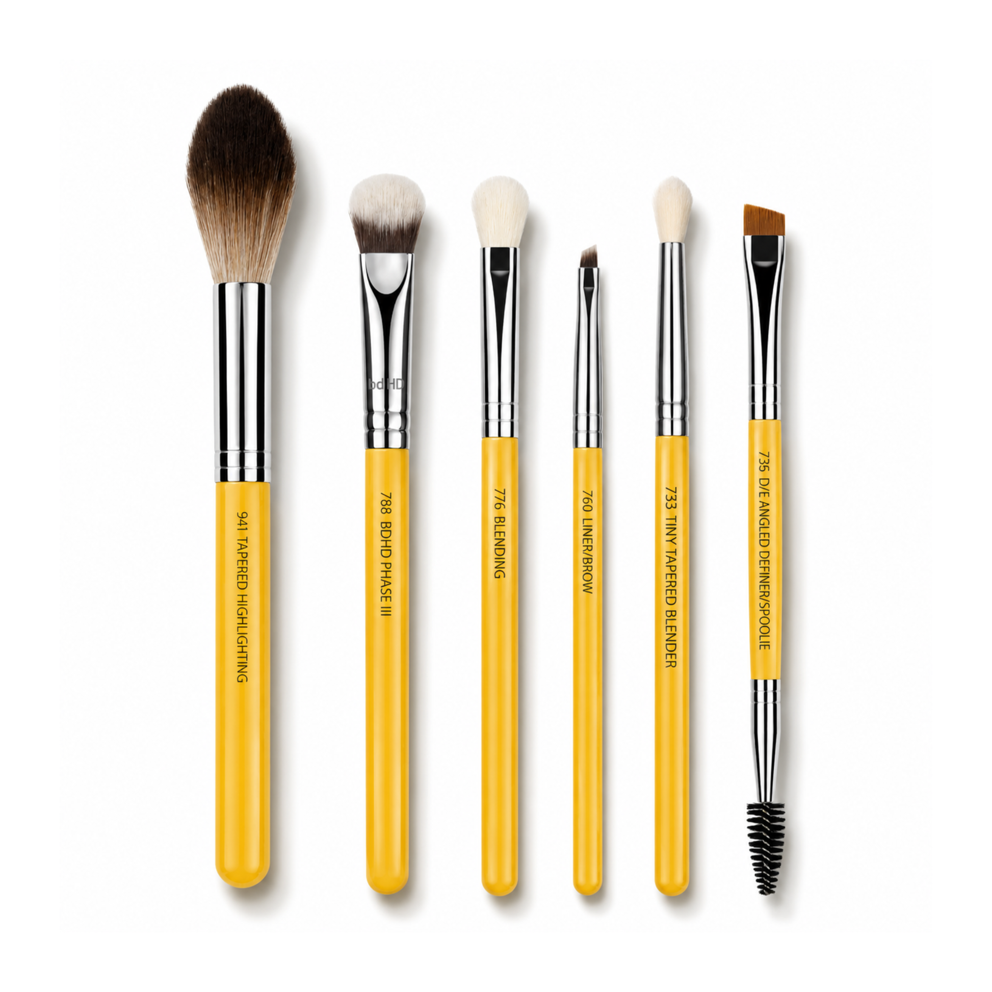 Maquillista profesional aplicando base y sombras con el set Studio Pro de Bdellium Tools.