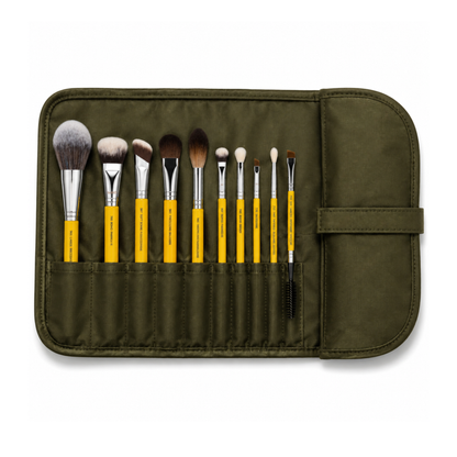 Estuche enrollable profesional abierto mostrando la organización interna de las brochas Bdellium Tools.