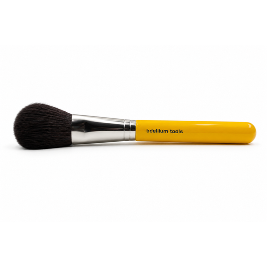 Primer plano del cabezal cónico y redondeado con cerdas suaves de la brocha para mejillas Bdellium Tools 980.